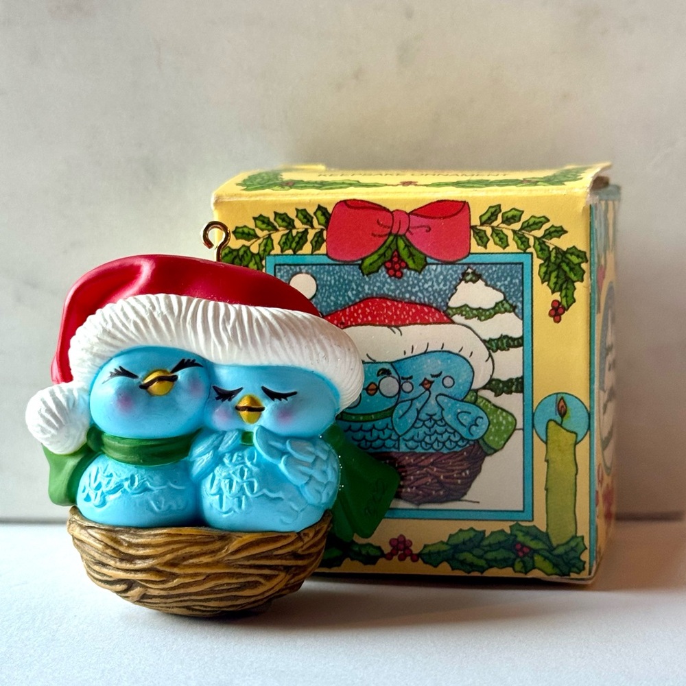 AVON VINTAGE NESTLED TOGETHER BLUE BIRD ORNAMENT WITH BOX 1982